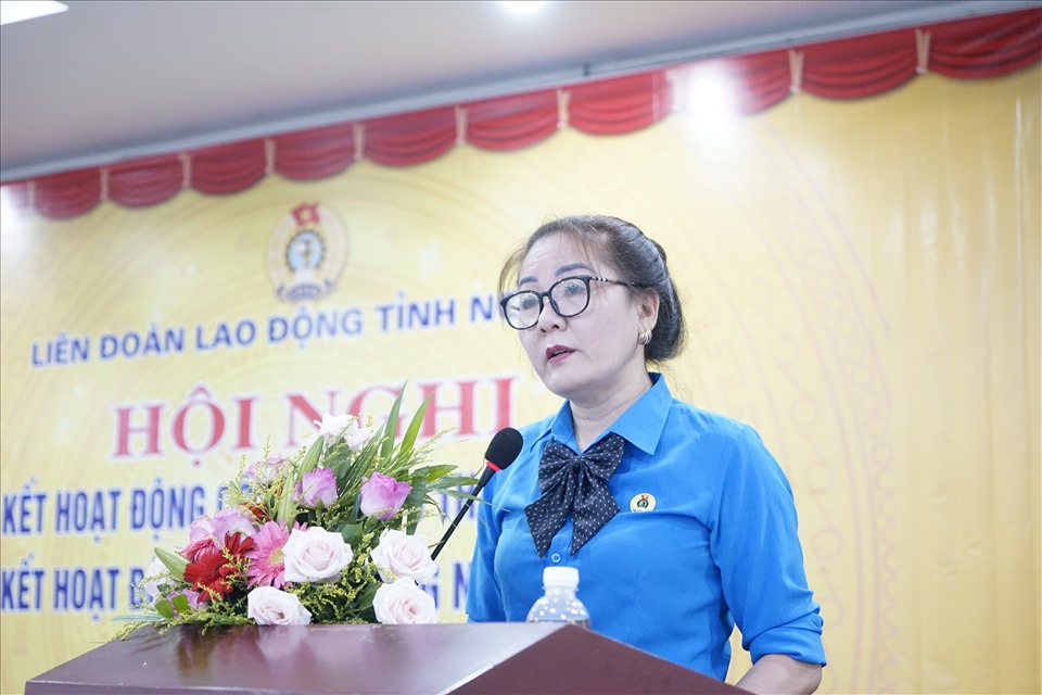 Đồng chí Nguyễn Thị Thu Nhi - Phó Chủ tịch LĐLĐ tỉnh đọc báo cáo sơ kết 6 tháng đầu năm, mục tiêu nhiệm vụ 6 tháng cuối năm. Ảnh: QĐ