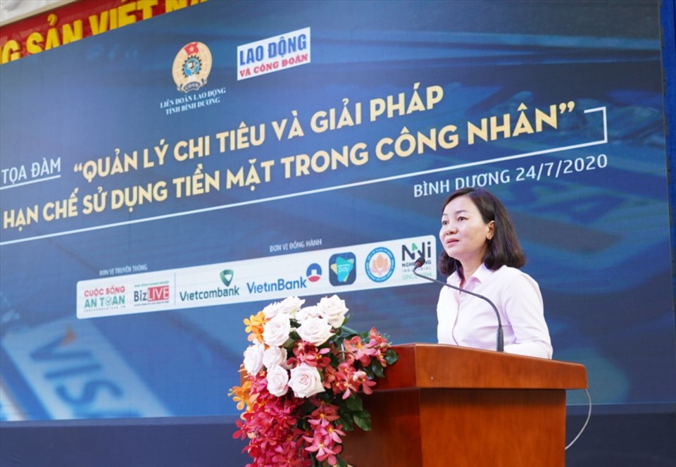 Bà Trương Thị Bích Hạnh - Chủ tịch LĐLĐ Bình Dương chia sẻ tại hội thảo. Ảnh: Dương Bình