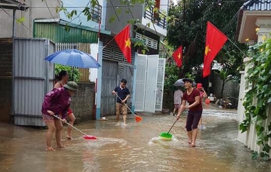 Người dân khẩn trương khắc phục hậu quả mưa, lũ.