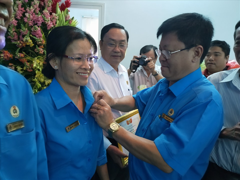Chủ tịch LĐLĐ tỉnh Bến Tre - ông Phan Song Toàn - trao Kỷ niệm chương “Vì sự nghiệp Công đoàn” cho các cán bộ. Ảnh: K.Q