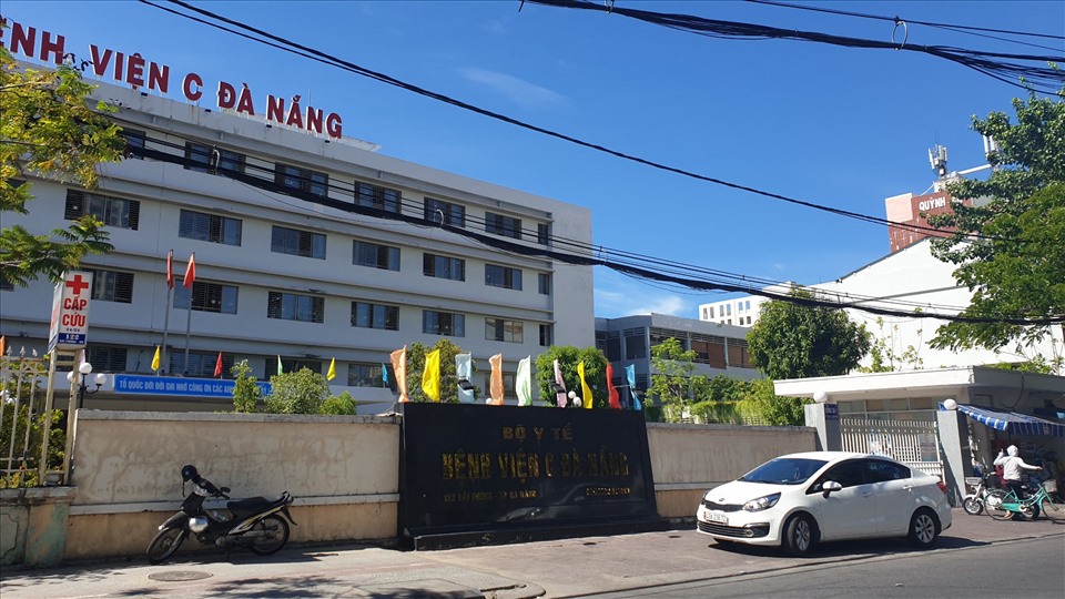 Công trước của Bệnh viện C Đà Nẵng đã được đóng để hạn chế người ra vào. Ảnh: Hữu Long