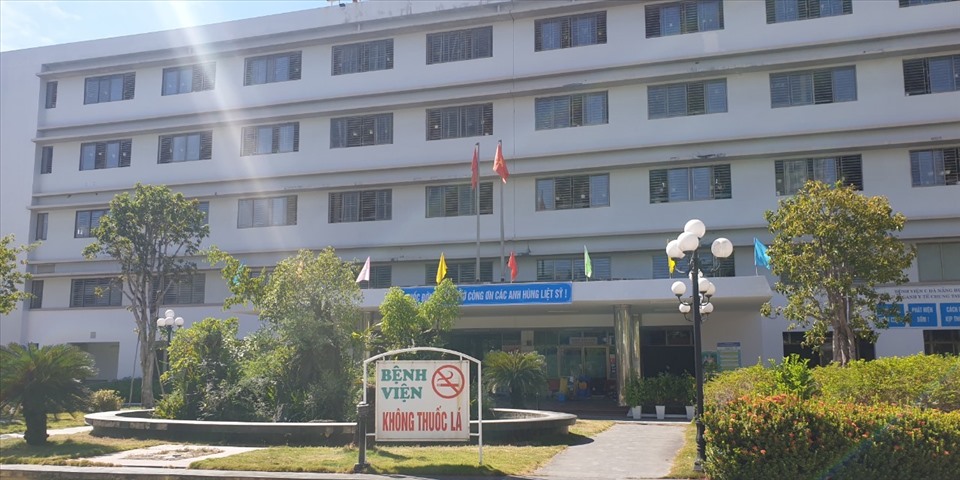 11h trưa cùng ngày, khuôn viên bệnh viện C Đà Nẵng vắng vẻ bởi lệnh hạn chế đi lại. Ảnh: Hữu Long