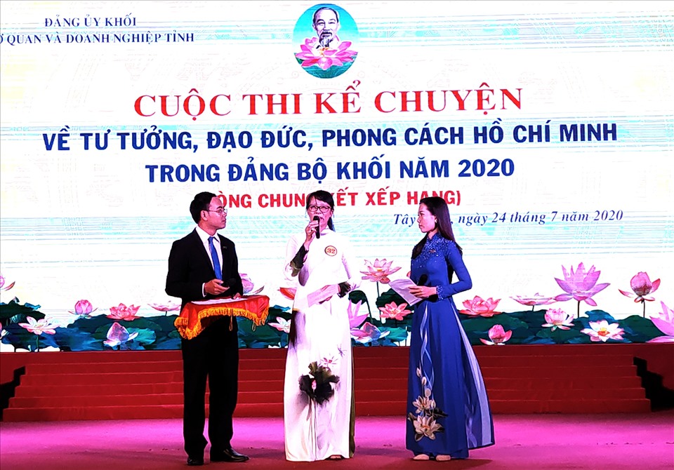 Tiết mục dự thi của thí sinh Lê Thị Cẩm Hà – Đảng ủy Tòa án Nhân dân tỉnh.
