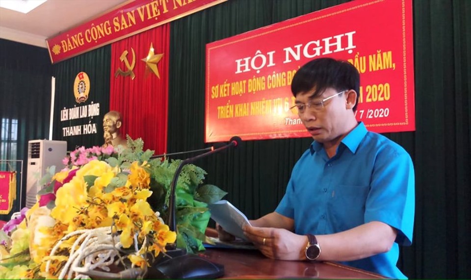 Ông Hà Xuân Thành - Phó Chủ tịch LĐLĐ tỉnh Thanh Hóa báo cáo kết quả 6 tháng đầu năm và triển khai nhiệm vụ 6 tháng cuối năm 2020. Ảnh: Quách Du