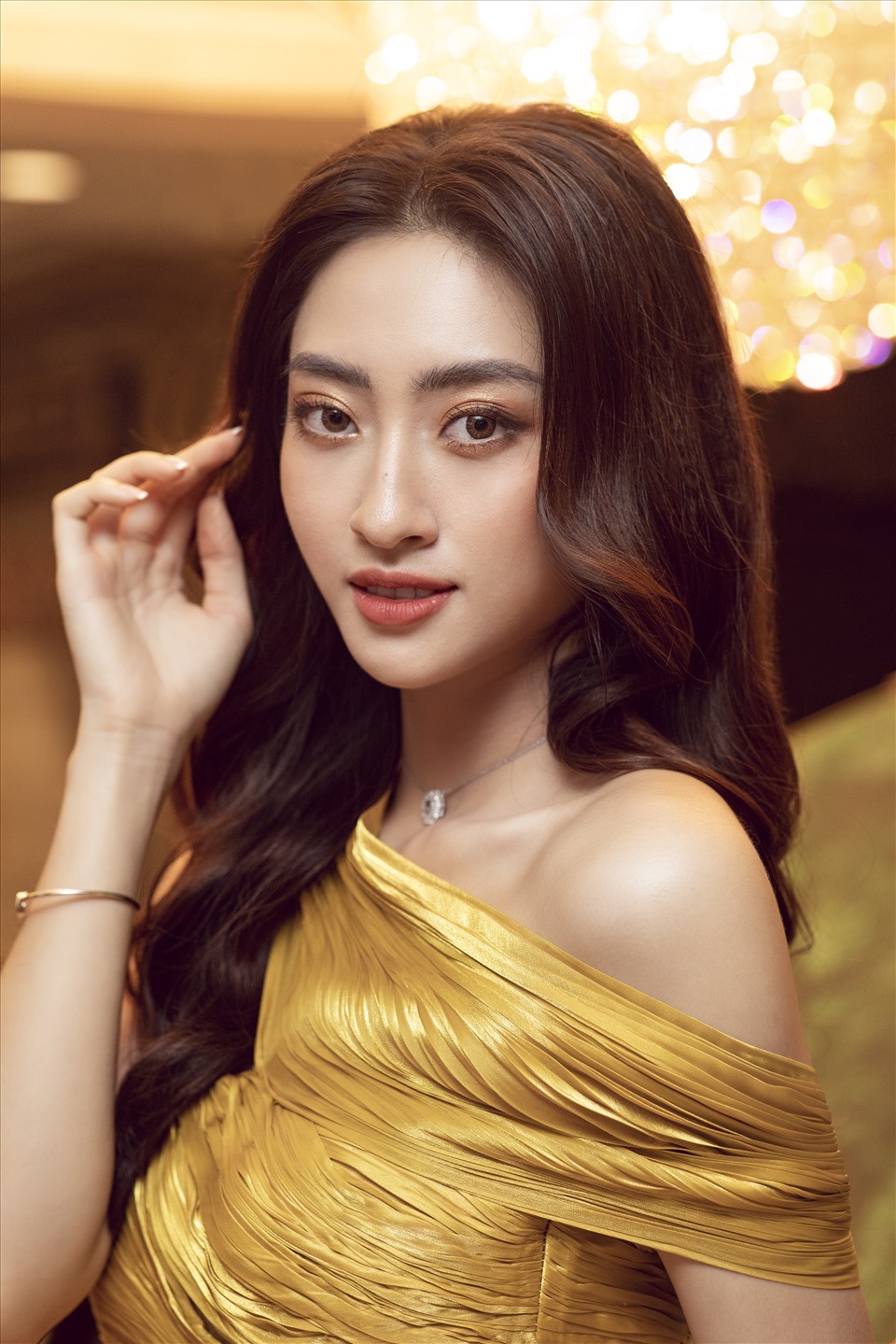 Hoa hậu Lương Thuỳ Linh diện trang sức tiền tỉ, làm giám đốc ở tuổi 20