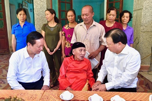 Phó Thủ tướng Trịnh Đình Dũng thăm hỏi, tặng quà Mẹ Việt Nam Anh hùng Nguyễn Thị Chố. Ảnh: VGP/Đoàn Bắc