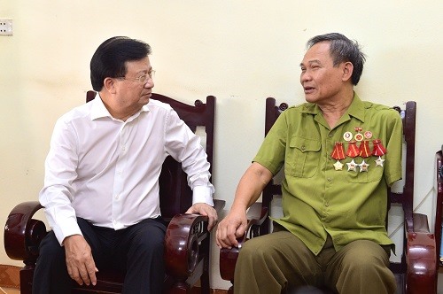 Phó Thủ tướng Trịnh Đình Dũng thăm hỏi thương binh Nguyễn Văn Chung hiện là Phó Chủ tịch Hội Bảo trợ người tàn tật và trẻ mồ côi tỉnh Hòa Bình. Ảnh: VGP/Đoàn Bắc