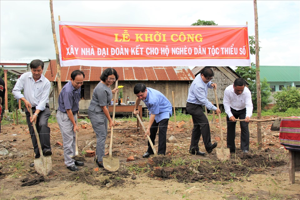 Bí thư Tỉnh ủy Đắk Lắk cùng đại diện MTTQ Việt Nam tỉnh...và lãnh đạo địa phương tiến hành động thổ, khởi công xây dựng nhà đại đoàn kết cho bà H'Nét Liêng. Ảnh Bảo Trung