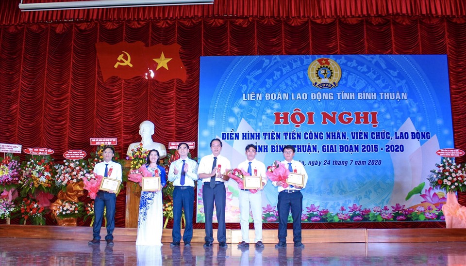 Ông Dương Văn An - Phó Bí thư Tỉnh ủy Bình Thuận và ông Nguyễn Đức Hòa  Phó Chủ tịch UBND tỉnh Bình Thuận trao bằng “Lao động sáng tạo” cho 4 cá nhân. Ảnh: Võ Huyền