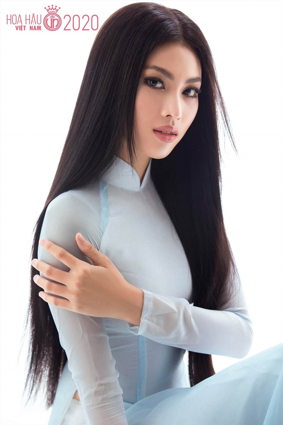 Ngọc Thảo gây ấn tượng mạnh với các fan sắc đẹp bởi thần thái sắc lạnh, mái tóc thẳng rẽ ngôi giữa chuẩn vẻ đẹp của Hoa hậu Việt Nam. Ảnh: Sen Vàng.
