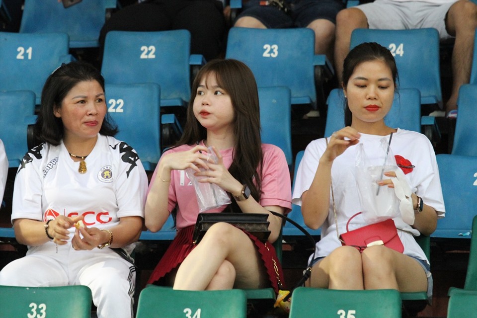 Câu lạc bộ Hà Nội sẽ có chuyến hành quân đến sân Thống Nhất của TP.HCM. “Hot girl” Huỳnh Anh cũng vì vậy mà có mặt rất sớm để cổ vũ cho Quang Hải. Đi cùng cô là mẹ của tiền vệ sinh năm 1997.