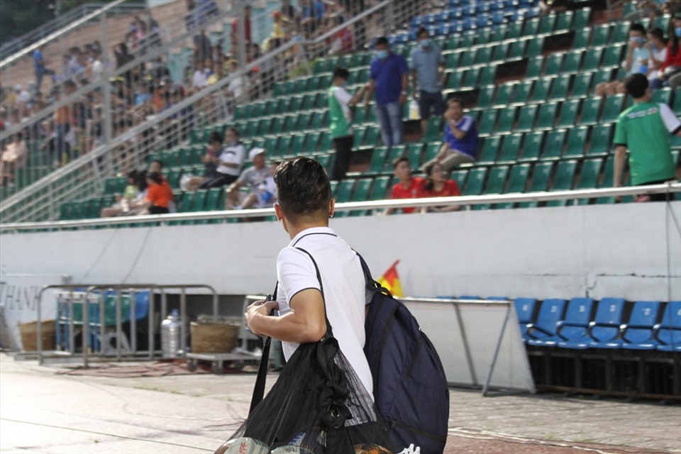 Quang Hải là người đến sân sớm nhất của câu lạc bộ Hà Nội. Ngay khi vừa bước ra sân, đương kim quả bóng bạc Việt Nam đã ngước lên khán đài để tìm bạn gái của mình.