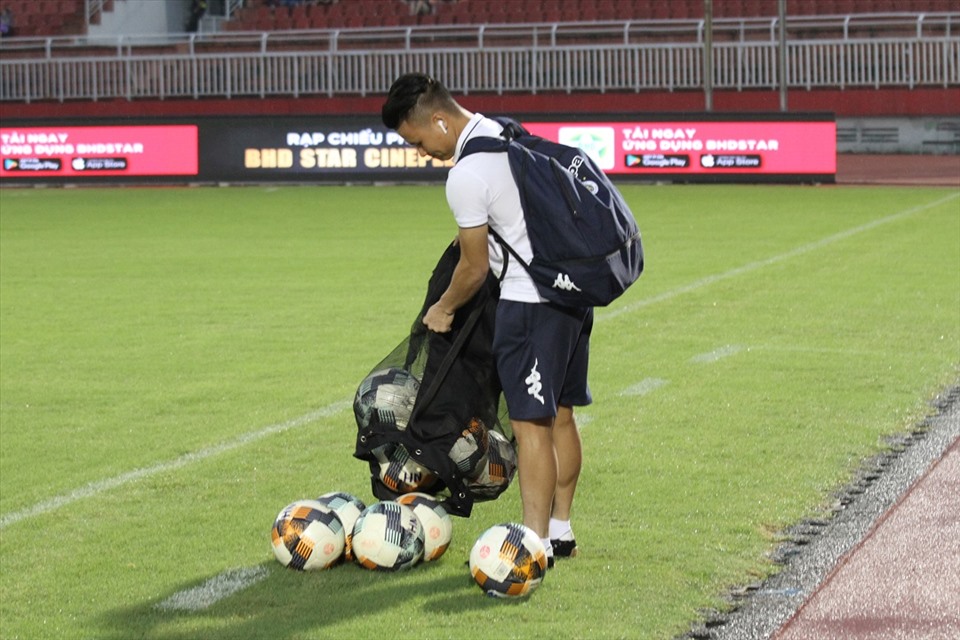 Vì là người đến sớm nhất lên Quang Hải chính là người xách bóng và bỏ bóng ra sân để cho các đồng đội tập luyện trước màn đối đầu TP.HCM.