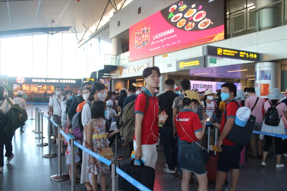 Sân bay Đà Nẵng hoàn toàn không có việc chen lấn vì lo ngại dịch COVID-19. Ảnh: Hữu Long