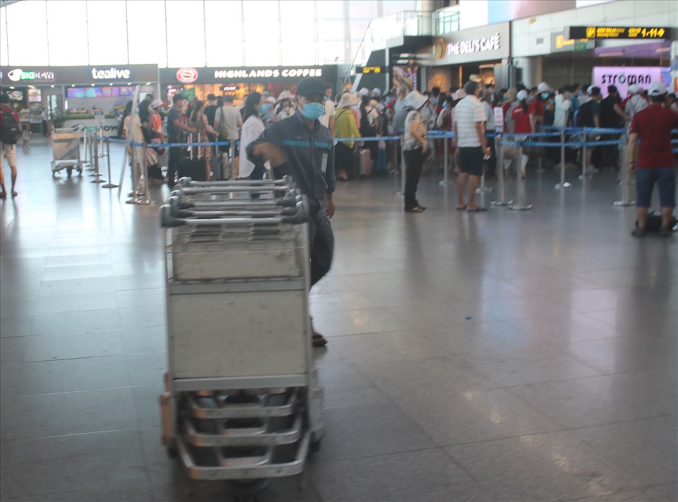 Sân bay Đà Nẵng hoàn toàn không có việc chen lấn vì lo ngại dịch COVID-19. Ảnh: Hữu Long