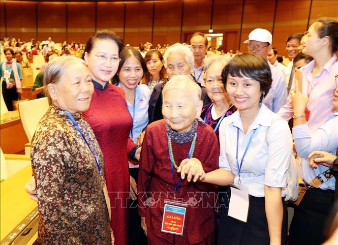 Chủ tịch Quốc hội Nguyễn Thị Kim Ngân với các Mẹ Việt Nam Anh hùng tại buổi gặp mặt.