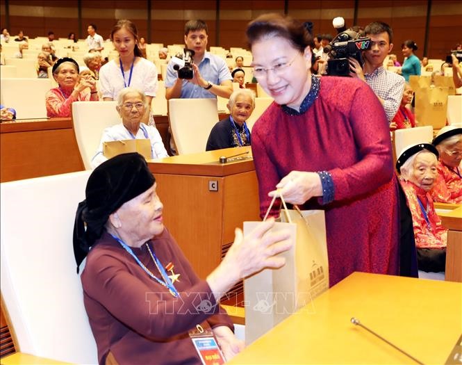 Chủ tịch Quốc hội Nguyễn Thị Kim Ngân tặng quà các Mẹ Việt Nam Anh hùng tại buổi gặp mặt.