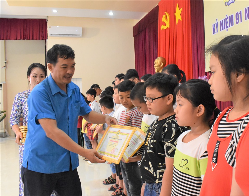 Đồng chí Huỳnh Hữu Thông - Trưởng Ban Tổ chức -  Kiểm tra, LĐLĐ TP.Cần Thơ trao giấy khen cho các em học sinh là con của đoàn viên, CNVCLĐ.