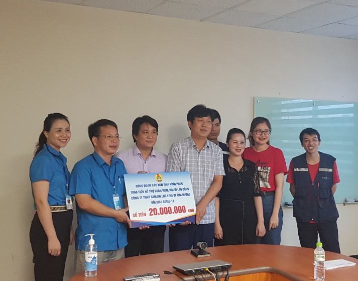Đồng chí Trần Văn Tú - Phó Chủ tịch LĐLĐ tỉnh trao hỗ trợ công nhân lao động nghèo bị ảnh hưởng do dịch COVID-19 cho công nhân công ty TNHH Samjin LND Vina Ảnh: Trương Hạnh.