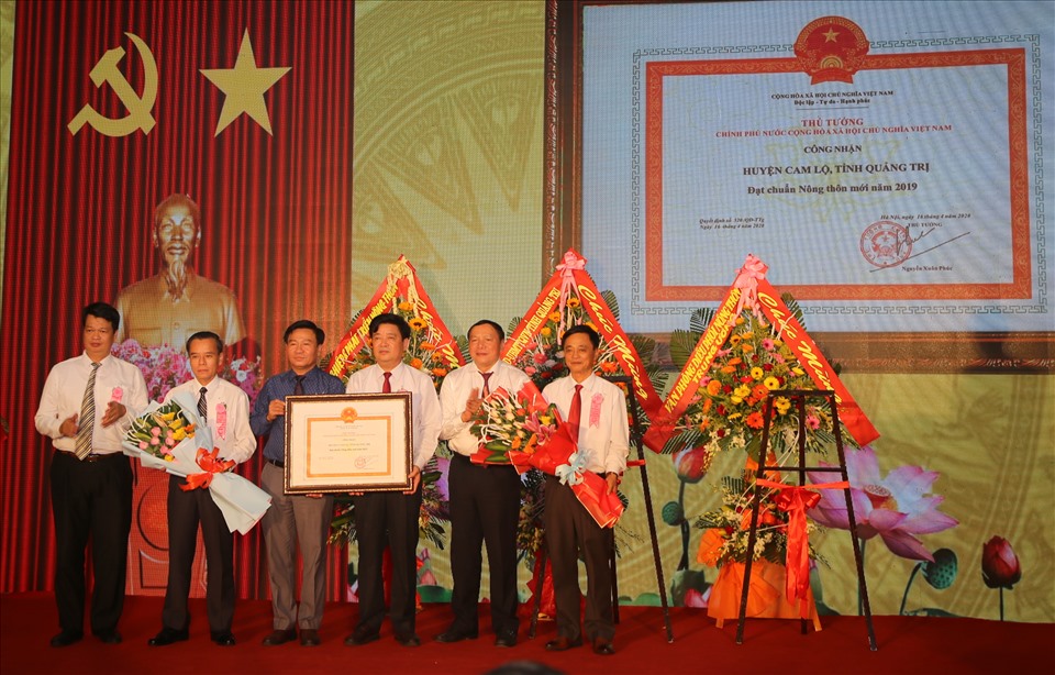 Huyện Cam Lộ đón bằng công nhận huyện đạt chuẩn nông thôn mới. Ảnh: Hưng Thơ.