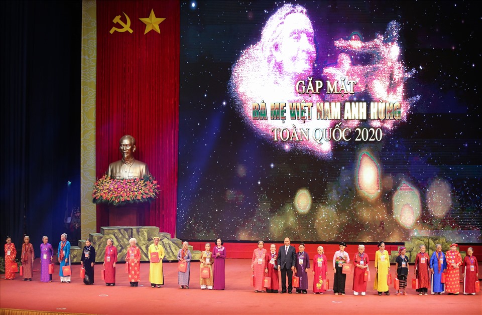 Thủ tướng Nguyễn Xuân Phúc tặng quà các Bà mẹ Việt Nam anh hùng. Ảnh: VGP/Quang Hiếu