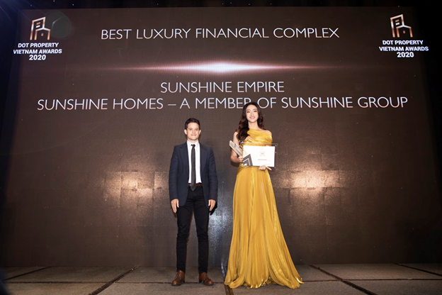 Hoa hậu Lương Thùy Linh thay mặt Tập đoàn Sunshine nhận giải thưởng “Tổ hợp tháp tài chính tốt nhất Việt Nam 2020” dành cho dự án Sunshine Empire.