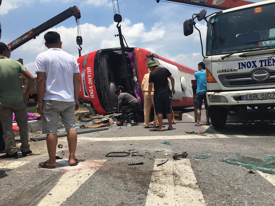 Xe khách trong vụ tai nạn giao thông xảy ra vào trưa nay tại huyện Ân Thi (Hưng Yên).