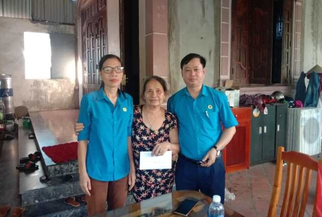 LĐLĐ huyện Nghi Xuân trao quà cho nguyên cán bộ công đoàn. Ảnh: CĐ.