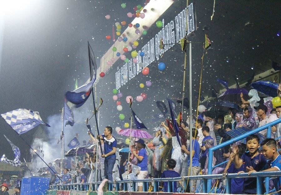 Hình ảnh khán giả Than Quảng Ninh đội mưa cổ vũ đội bóng. Ảnh: Kỳ Duyên