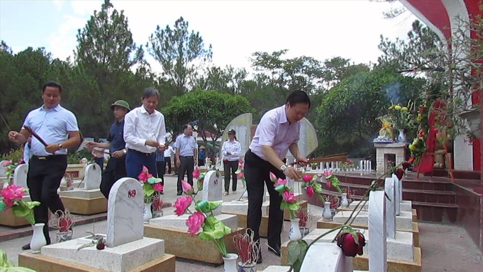Thắp hương tại các phần mộ ở Nghĩa trang Liệt sĩ Quốc gia Trường Sơn