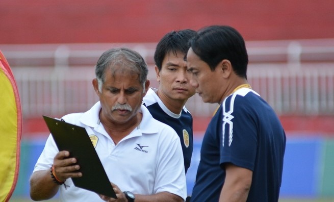 HLV Alain Fiard chia tay đội TP.HCM sau khi thua Hà Nội tại vòng 24 V.League 2017. Ảnh: Nguyễn Đăng.