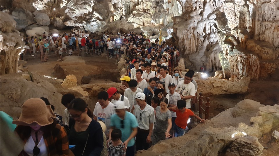 Cho đến tận trưa, dòng người vẫn ùn ùn đổ về động Thiên Cung. Ảnh: Nguyễn Hùng