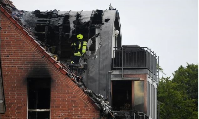 Lính cứu hỏa tại hiện trường vụ hỏa hoạn xảy ra sau khi chiếc máy bay siêu nhẹ đâm vào ngôi nhà ở Wesel, miền tây nước Đức hôm 25.7. Ảnh: AFP