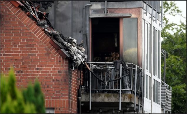 Căn phòng bị cháy rụi sau khi chiếc máy bay đâm vào phần mái của ngôi nhà. Ảnh: AFP