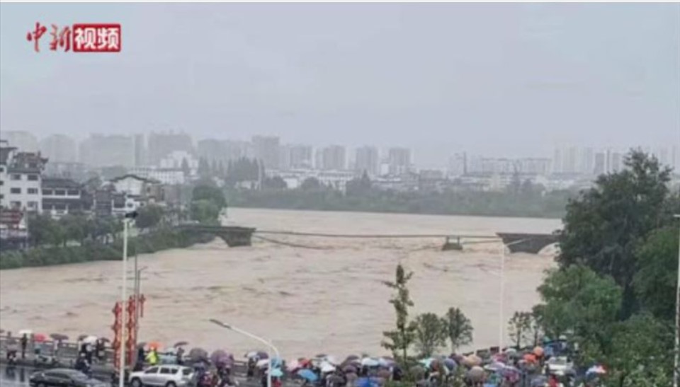 Cầu Trấn Hải sau khi bị mưa lũ tàn phá. Ảnh: China News