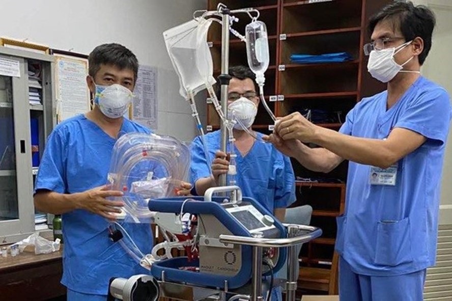 Các y bác sĩ của BV Chợ Rẫy chi viện cho Đà Nẵng là những người thực hiện can thiệp ECMO cho bệnh nhân 416. Ảnh: BVCC