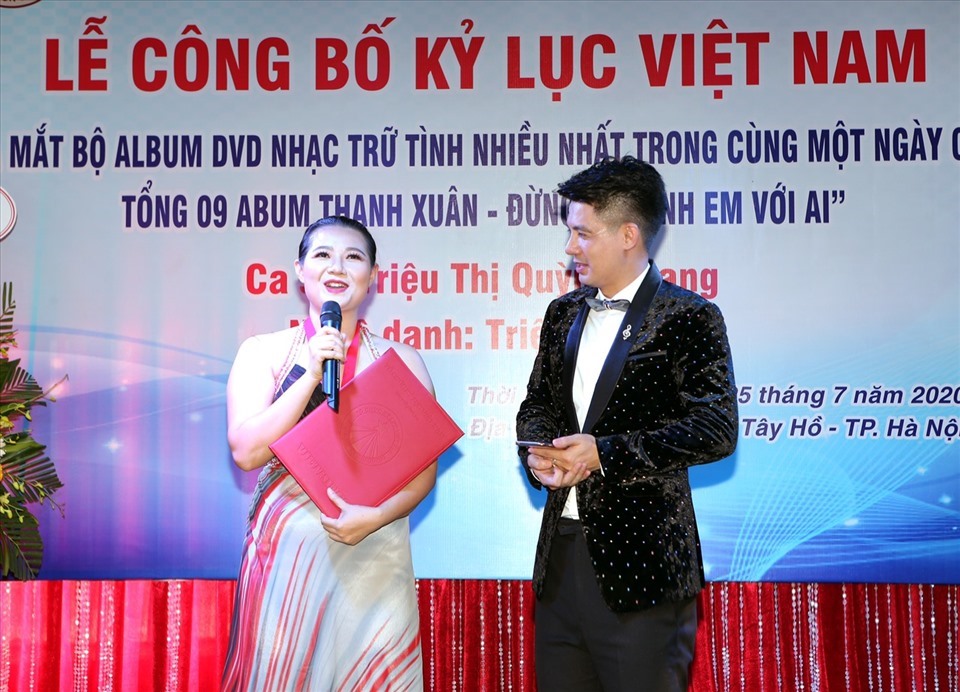 Ca sĩ Triệu Trang xúc động khi những nỗ lực âm thầm của mình với nghệ thuật được ghi nhận. Ảnh: NVCC.