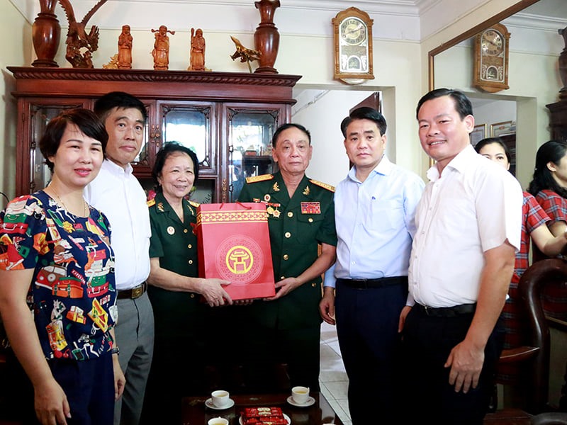 Chủ tịch Hà Nội Nguyễn Đức Chung tri ân người có công. Ảnh: Nguyễn Khánh