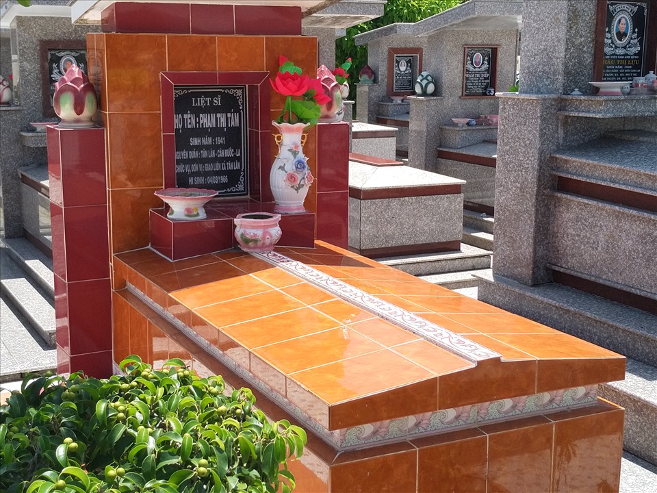 Mộ liệt sĩ Phạm Thị Tám trong Nghĩa trang Liệt sĩ huyện Cần Đước. Ảnh; K.Q