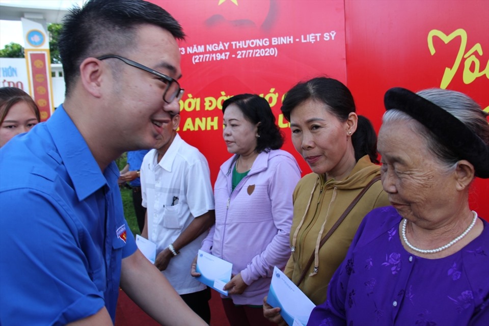 Phó Chủ tịch thường trực Trung ương Hội LHTN Việt Nam  Nguyễn Tường Lâm tặng quà cho các gia đình liệt sỹ. Ảnh Hoàng Long
