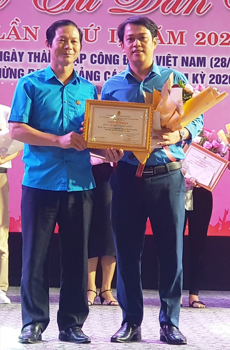 Ban tổ chức trao giải nhất cho đội thi đến từ CĐCS Cty cổ phần sản xuất ô tô Huyndai Thành Công. Ảnh: NT