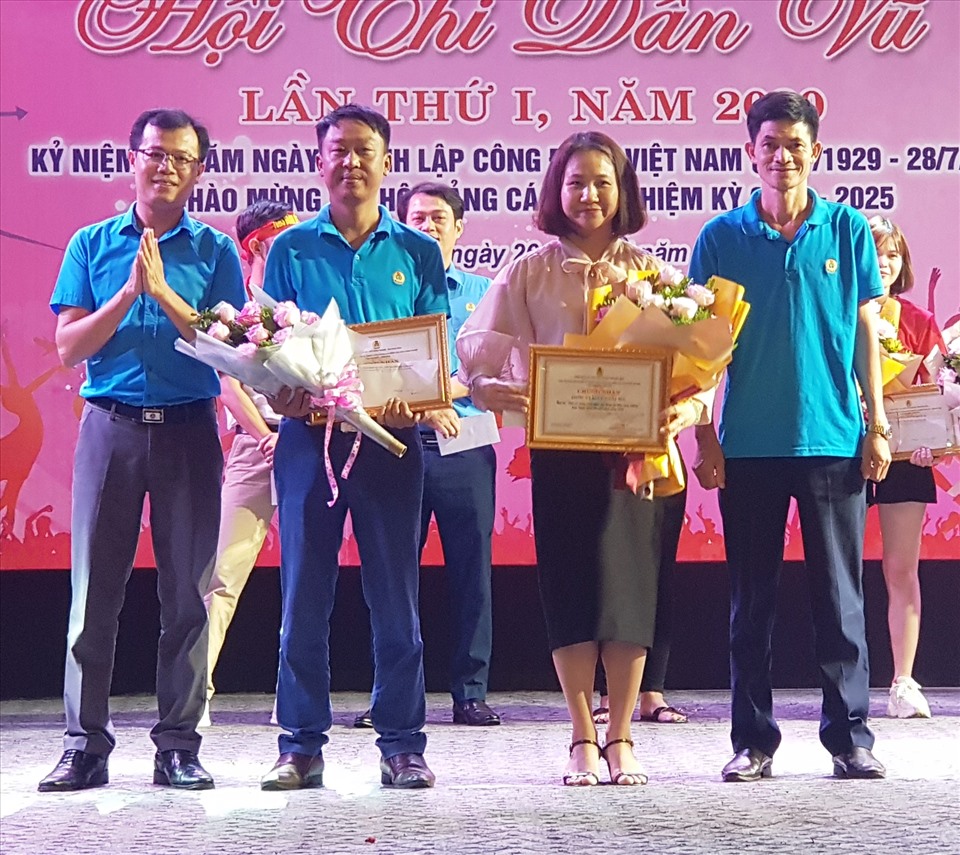 Ban tổ chức trao giải ba cho 2 đội thi đến từ Công đoàn cơ sở Cty TNHH MCNEX Vina và Cty TNHH Great Global International. Ảnh: NT