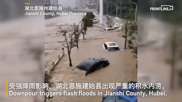 Lũ lụt kinh hoàng ở Trung Quốc khiến nhiều ô tô ngập sâu hoặc bị lũ cuốn đi đột ngột. Nguồn: CGTN.