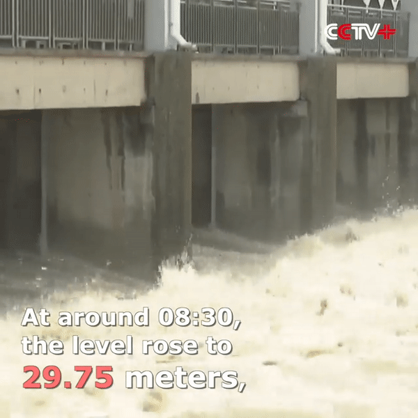 Bộ Thủy lợi Trung Quốc bày tỏ lo ngại khi mực nước sông Dương Tử, sông Hoài và Thái Hồ duy trì ở mức cao trong thời gian dài. Trong ảnh là xả lũ ở sông Hoài. Nguồn: CCTV+.