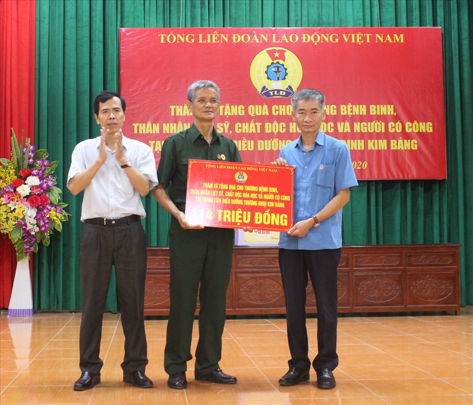 Đại diện các thương, bệnh binh tại Trung tâm Điều dưỡng thương binh Kim Bảng đón nhận 114 triệu đồng quà tri ân của Tổng LĐLĐ Việt Nam. Ảnh: Tú Quỳnh