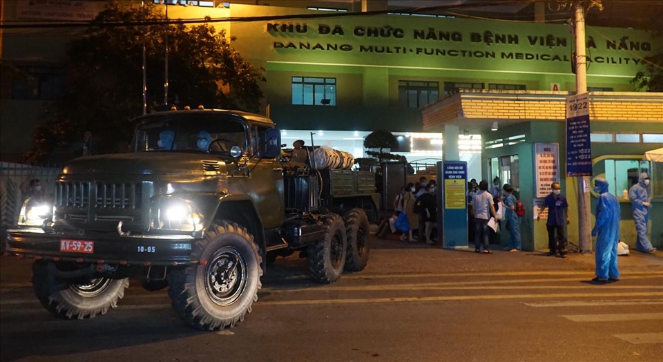 Lực lượng cán bộ, chiến sĩ của Tiểu đoàn Phòng hóa 78 - Bộ tư lệnh Quân khu 5  tiến hành phun khử trùng toàn bộ khuôn viên Bệnh viện C và Bệnh viện Đà Nẵng.