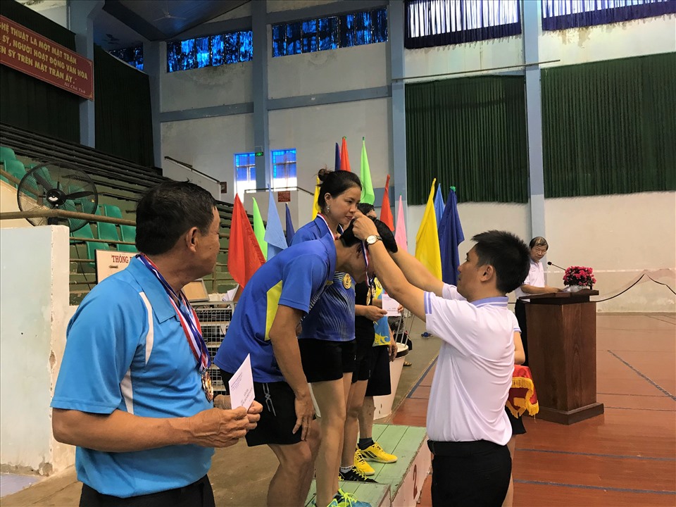 Lãnh đạo Nhà văn hóa Lao động Đắk Lắk trao huy chương cho các vận động viên đạt thành tích cao trong sự kiện. Ảnh B.T
