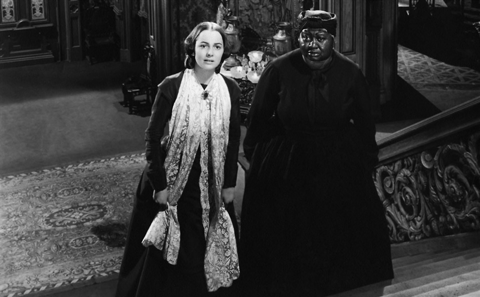 Nữ diễn viên Olivia de Havilland và Hattie McDaniel ở một cảnh trong phim “Cuốn theo chiều gió“. Ảnh: Getty.
