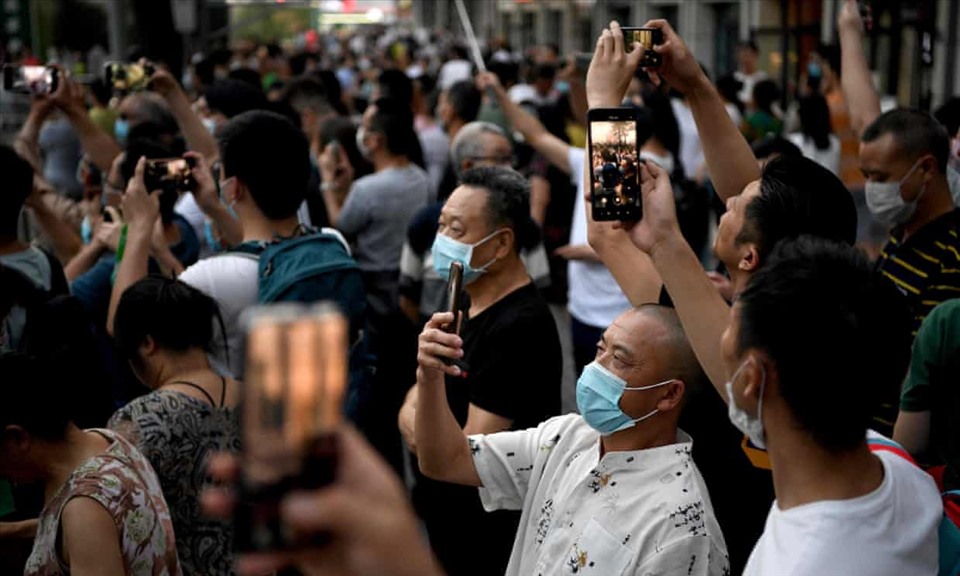 Người dân tập trung chụp ảnh bên ngoài lãnh sự quán Mỹ tại Thành Đô, phía tây nam Trung Quốc. Ảnh: AFP.