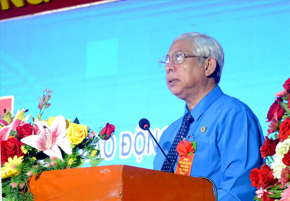 Chủ tịch LĐLĐ An Giang Nguyễn Thiện Phú phát biểu tại hội nghj. Ảnh: LT